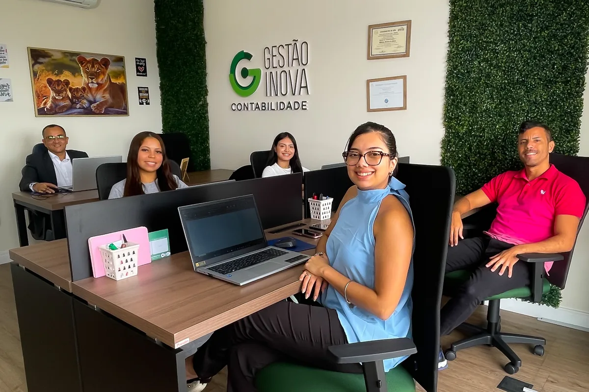 Equipe da Gestão Inova trabalhando nas estações