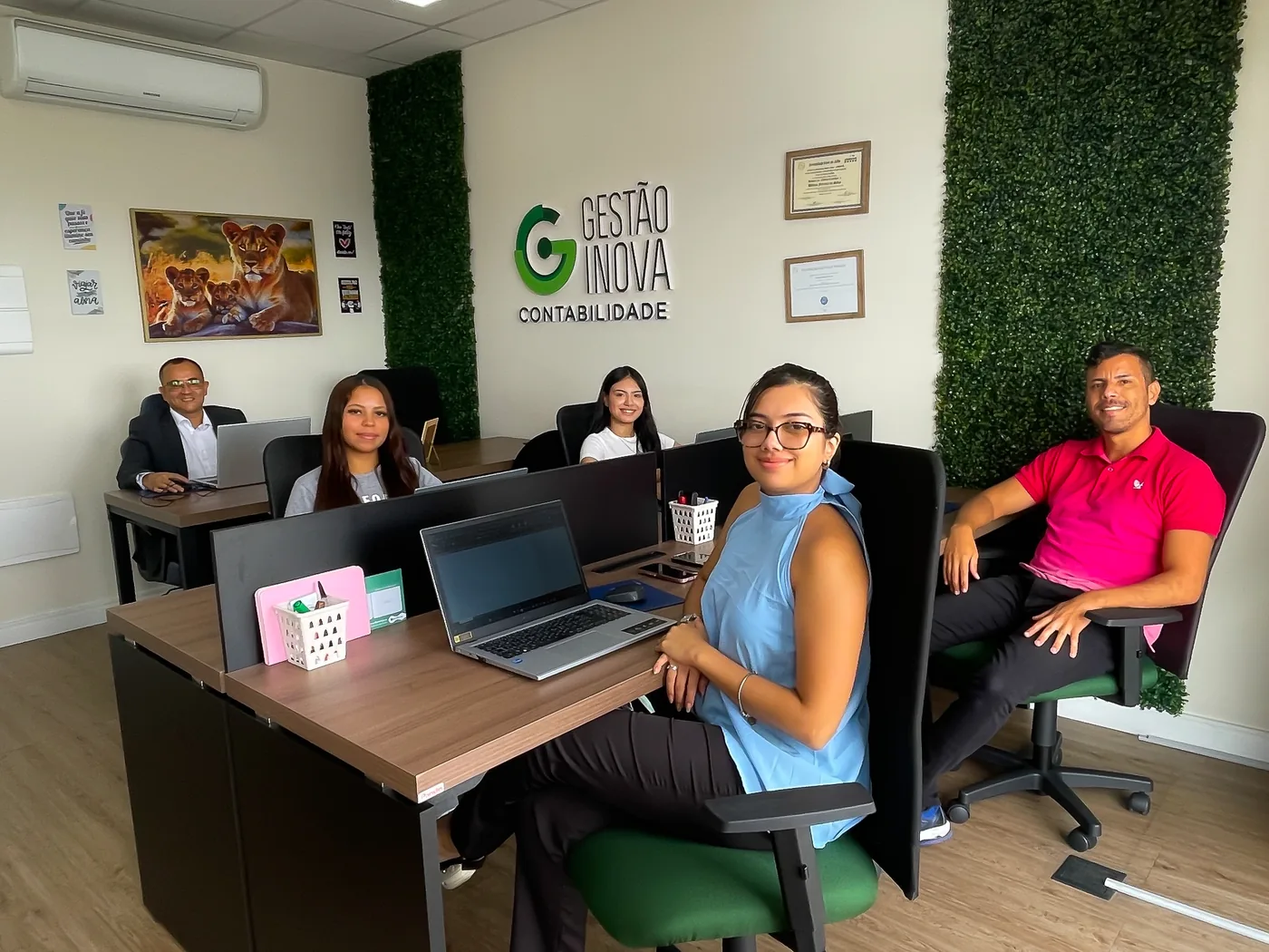 Equipe da Gestão Inova sorrindo no escritório de Osasco