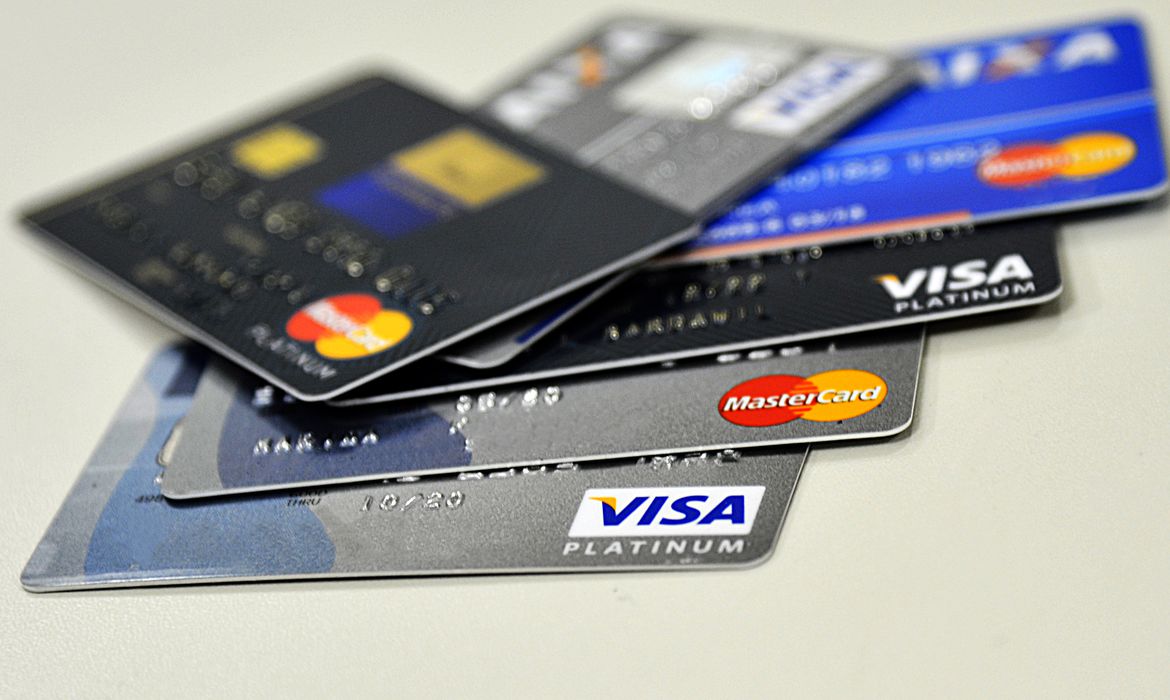 Quem tem cartão de crédito tem que declarar Imposto de Renda?